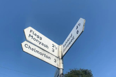 holiday lets peak district taddington signpost