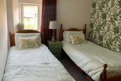 self catering cottages peak district Taddington twin bedroom