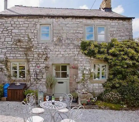 holiday cottages peak district taddington front view